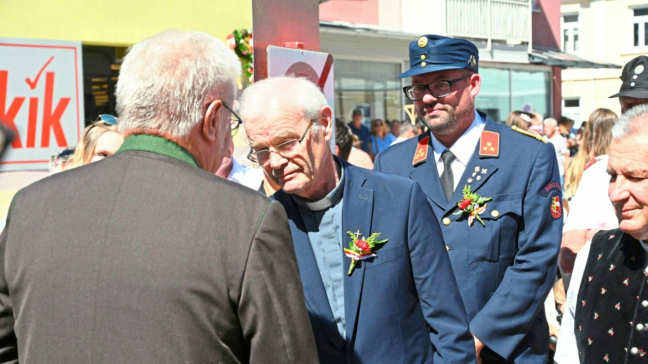 Pfarrer Olip ehrte die Feuerwehren und gab Rainer Findenig den Pachtzins.