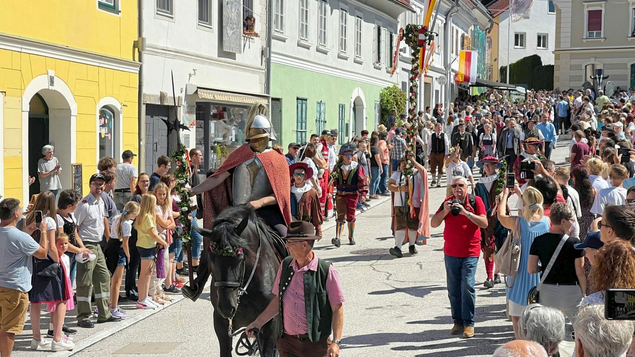 Nach dem Glockengeläute folgte der feierliche Einzug auf die Marktwiese, angeführt von einem ...