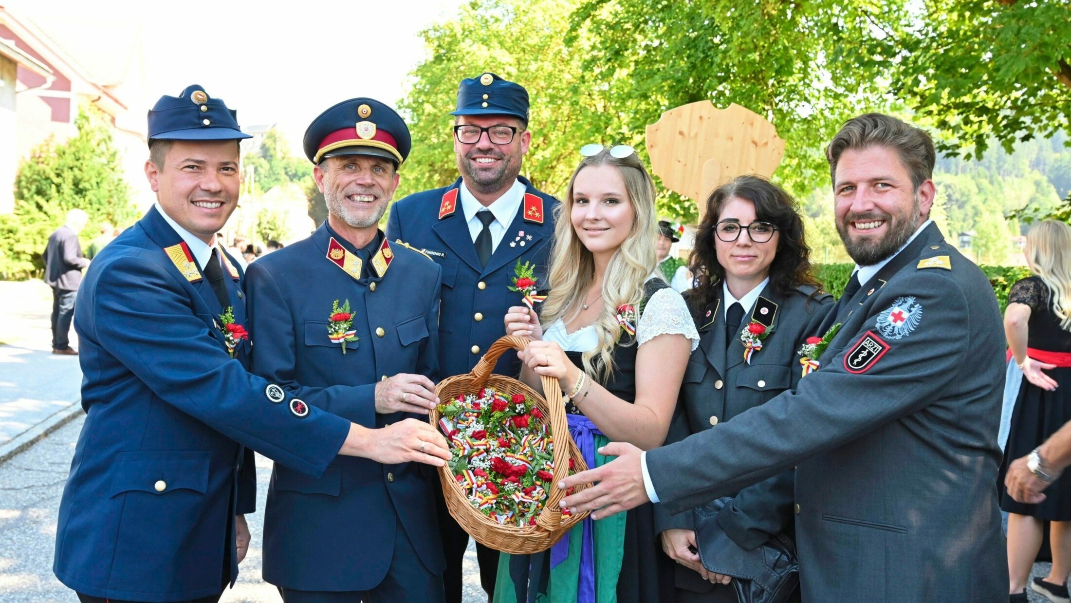 Polizei, Feuerwehr und Rotes Kreuz: Mit vereinten Kräften unterstützen sie das kleine ...