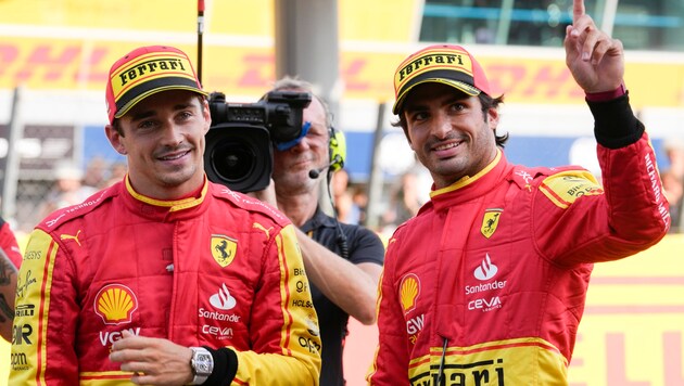 Charles Leclerc (l.) und Carlos Sainz werden in Miami in neuem Look Gas geben. (Bild: AP Photo/Luca Bruno)