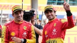 Charles Leclerc und Carlos Sainz (r.) (Bild: AP Photo/Luca Bruno)