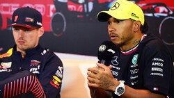 Max Verstappen (li.) und Lewis Hamilton (Bild: APA/Getty Images via AFP/GETTY IMAGES/CLIVE MASON)