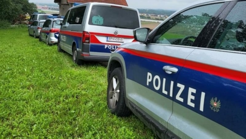 Etwa 30 Polizisten standen bei der Großrazzia am Freitag in dem verwahrlosten Haus im Einsatz. (Bild: zVg)