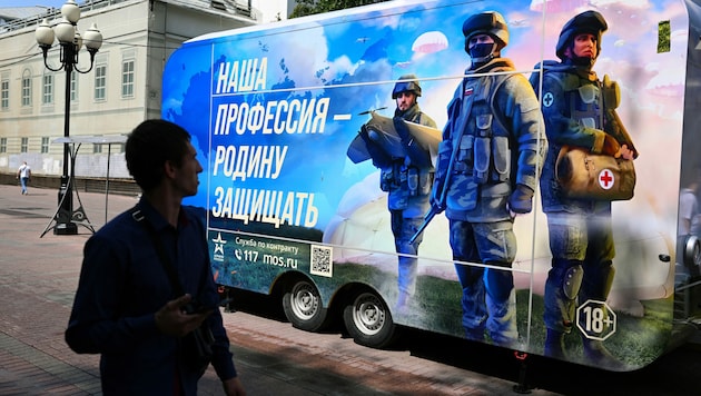 Laut Einschätzung britischer Geheimdienste ist eine neue russische Rekrutierungswelle (im Bild ein Rekrutierungsbüro) für den Angriffskrieg gegen die Ukraine bis zur Präsidentschaftswahl im kommenden Jahr unwahrscheinlich (Bild: APA/AFP/Natalaia Kolesnikcova)