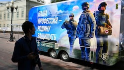 Ein mobiles Rekrutierungsbüro in Moskau: Russland will eine weitere unpopuläre Mobilisierungswelle vermeiden. (Bild: APA/AFP/Natalaia Kolesnikcova)