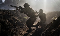 Wie man feindliche Gräben überwindet, haben ukrainische Soldaten bei Militärtrainings mit ...