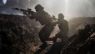 Wie man feindliche Gräben überwindet, haben ukrainische Soldaten bei Militärtrainings mit norwegischen Ausbildnern intensiv geübt. (Bild: APA/AFP/Jonathan NACKSTRAND)