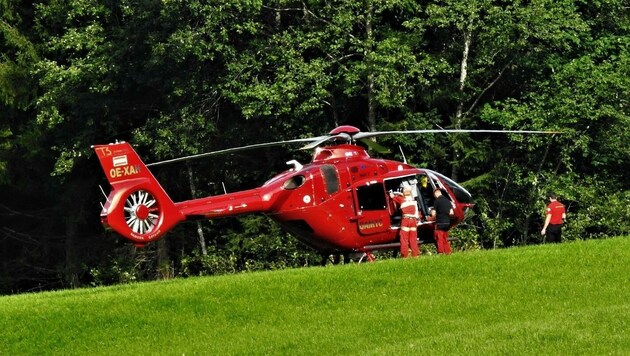 Ein Schwerverletzter musste mit dem Hubschrauber ins Krankenhaus geflogen werden. (Bild: zoom.tirol)