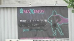 Das umstrittene Plakat, das mittlerweile auch von einem Unbekannten besprüht wurde. (Bild: Sepp Pail, Krone KREATIV)