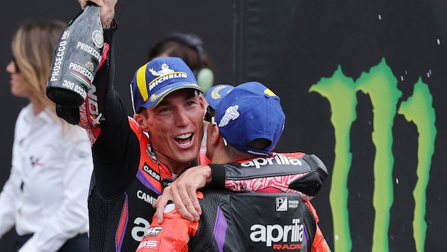 Aleix Espargaro (l.) triumphierte vor Maverick Vinales (r.) (Bild: APA/AFP/LLUIS GENE)