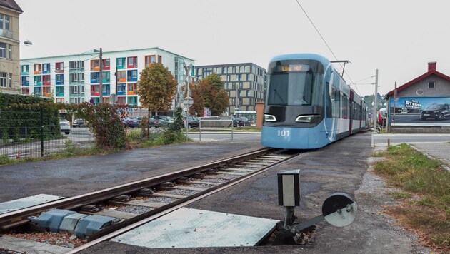 Eigentlich sollte die Regional-Stadtbahn durch Linz und weiter ins Mühlviertel ab 2030 rollen, nun aber droht das Projekt an Zwist und Hader zu entgleisen: Der Linzer Planungsstadtrat Dietmar Prammer wirft Landesrat Günther Steinkellner sogar „Erpressung“ vor. (Bild: Schiene OÖ)