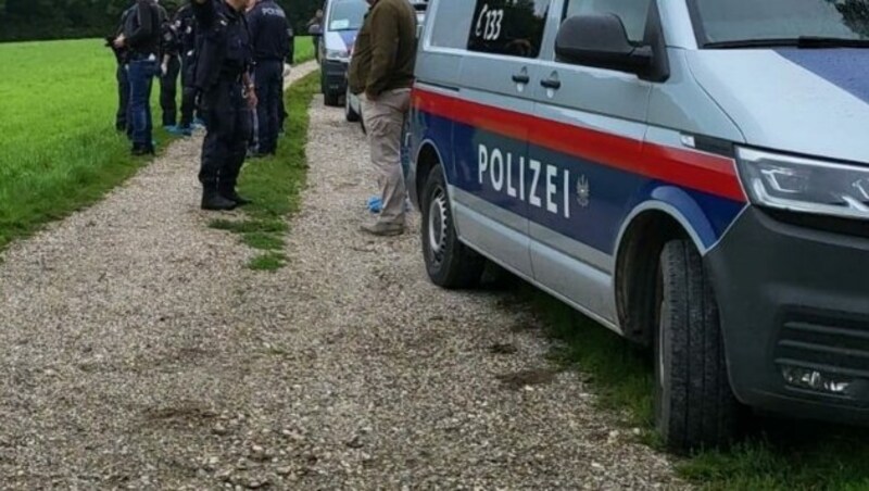 Etwa 30 Polizisten, Mitarbeiter der BH Linz-Land und ein Amtstierarzt standen bei der Großrazzia am Freitag im Einsatz. (Bild: zVg)