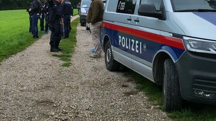 Etwa 30 Polizisten, Mitarbeiter der BH Linz-Land und ein Amtstierarzt standen bei der Großrazzia ...
