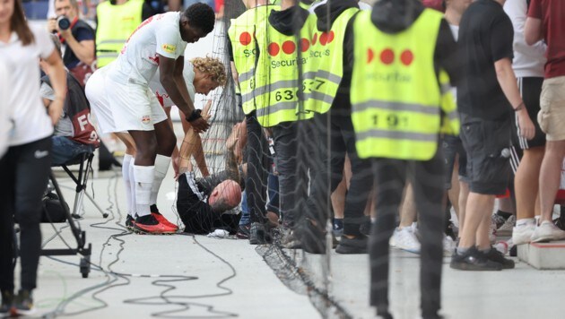 Ein Mann stürzte offenbar von der Brüstung, die Salzburg-Spieler eilten zur Hilfe. (Bild: GEPA pictures)