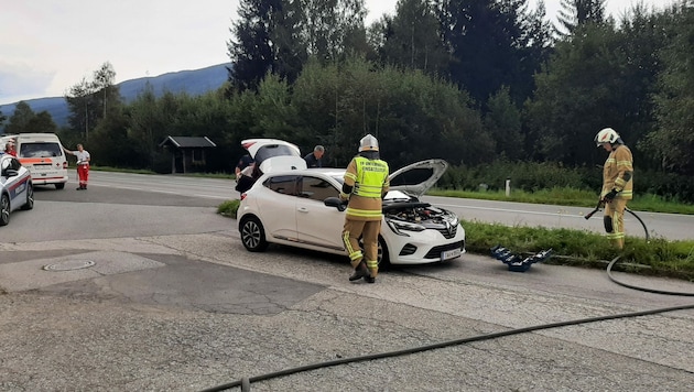 Die Frau konnte mit dem Auto auf einen Parkplatz fahren und kam unverletzt davon (Bild: FF Unternberg)