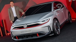 VW-CEO Thomas Schäfer präsentiert stolz den VW ID.GTI. (Bild: Volkswagen)