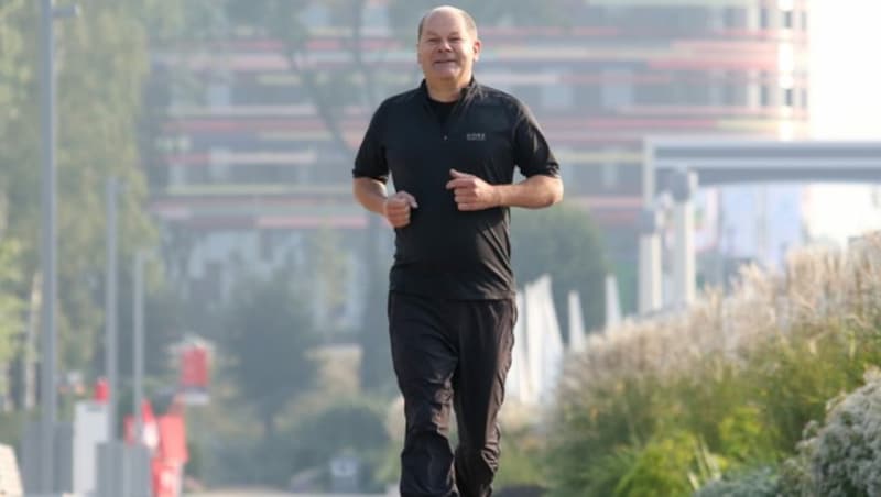 Im Jahr 2013 musste Olaf Scholz noch alleine joggen - heute begleiten ihn auf Schritt und Tritt Bodyguards. (Bild: APA/dpa/Bodo Marks)