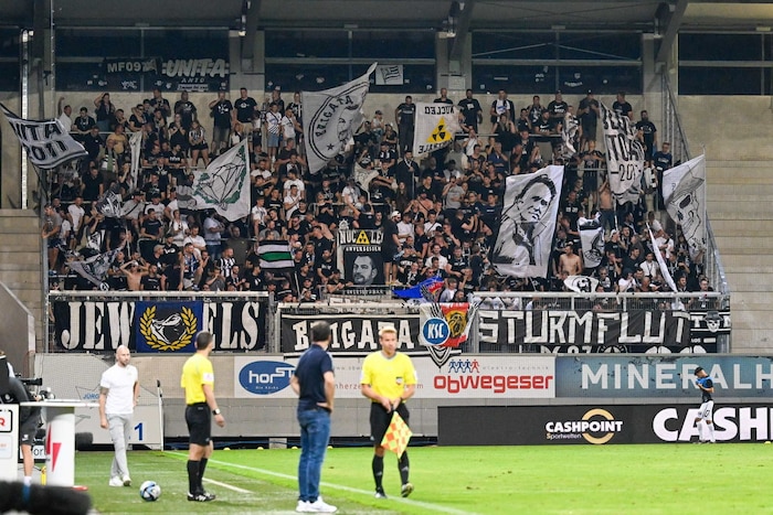 Die Sturm-Fans wurden nach den Krawallen von der Polizei zu ihrem Großraumbus geleitet. 
