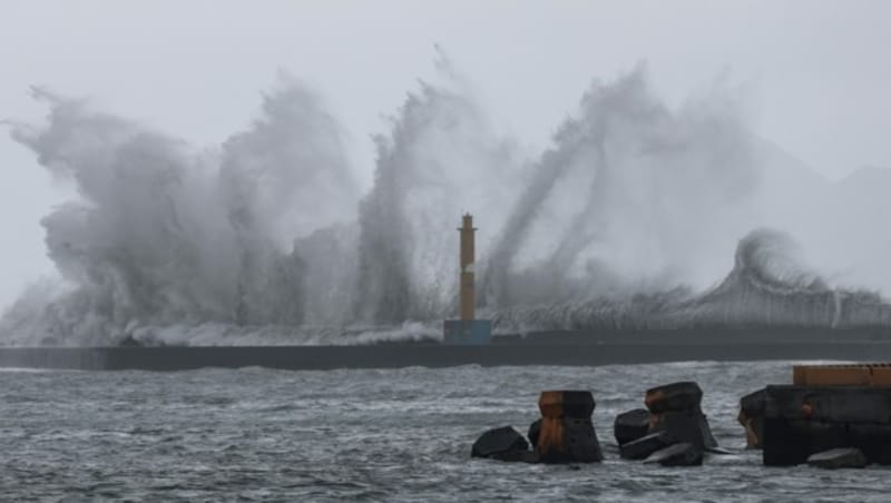 78 Menschen sind in Taiwan bei starkem Regen und Sturm durch den Taifun „Haikui“ verletzt worden. (Bild: AFP)