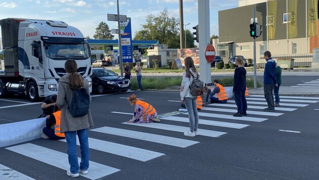 Die „Letzte Generation“ protestierte Montagfrüh in Wels. (Bild: Letzte Generation Österreich)