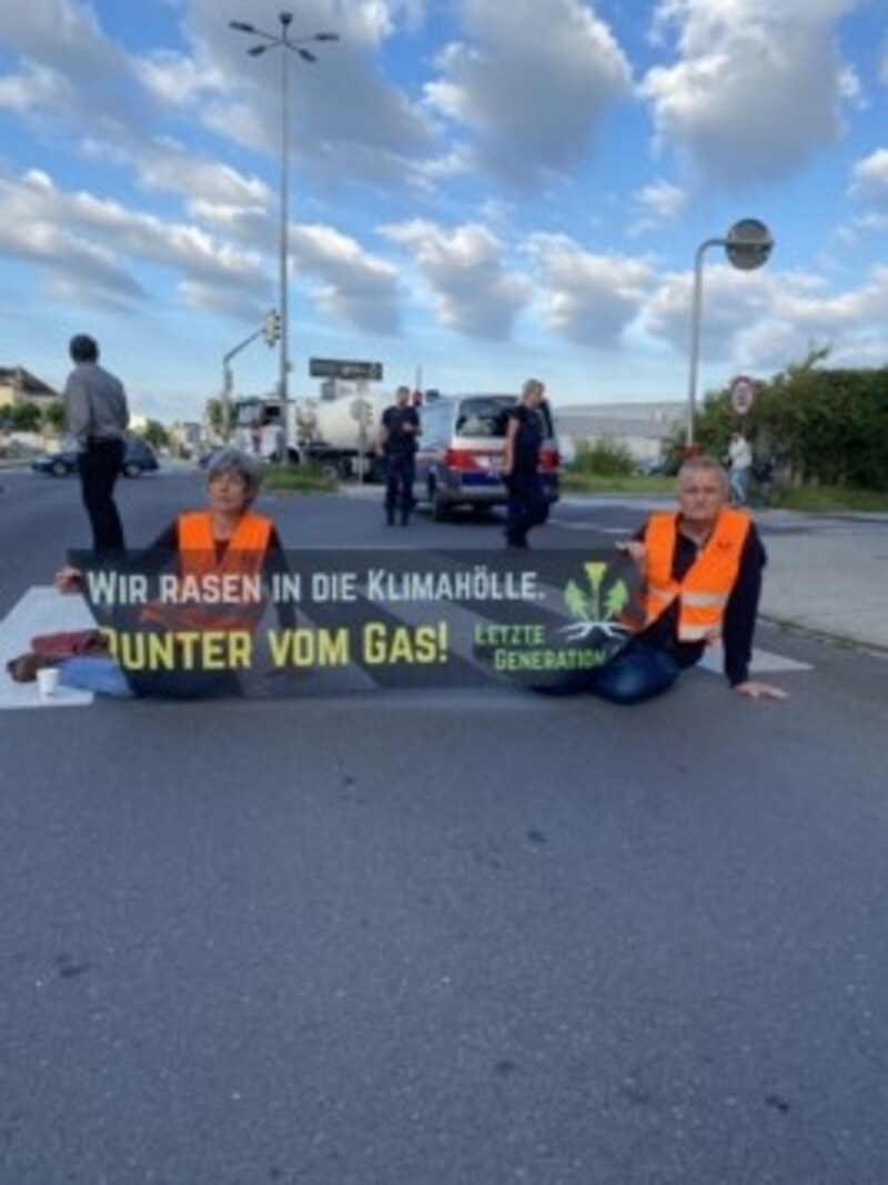 „Wir rasen in die Klimahölle“, plakatierten die Aktivisten. (Bild: Letzte Generation Österreich)