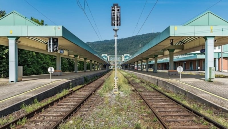 Wenn du zu nahe an der Bahnsteigkante stehst birgt das viele Gefahren wie: du wirst gestoßen, durchfahrende Züge, ... (Bild: ÖBB/Michael Fritscher)