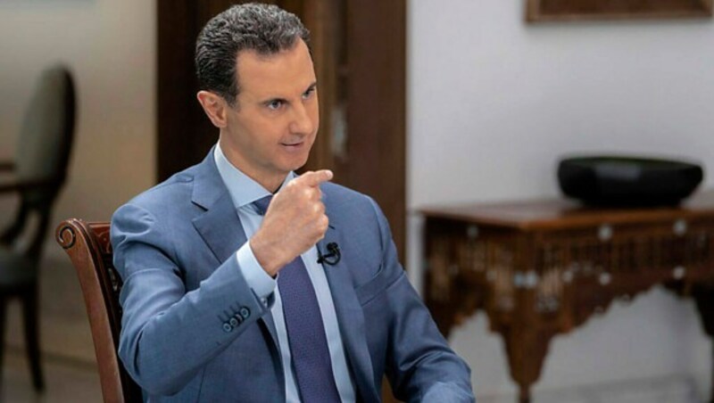 Machthaber Bashar al-Assad sitzt trotz zwölf Jahren Bürgerkrieg weiter fest im Sattel. (Bild: AP)