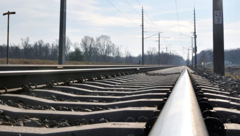 Abkürzungen über Bahngleise sind lebensgefährlich. (Bild: ÖBB/Zenger)