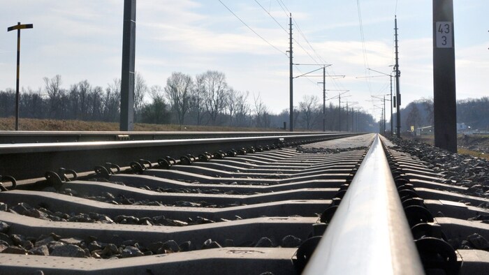 Abkürzungen über Bahngleise sind lebensgefährlich.