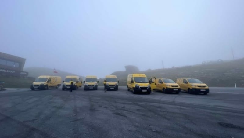 Der Fahrzeug-Konvoi bei einem Zwischenstopp am Timmelsjoch auf 2509 Meter Seehöhe. (Bild: Österreichische Post AG)