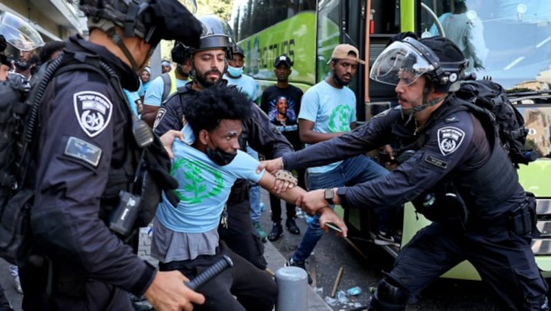 Dutzenden Randalierern droht nun die Abschiebung aus Israel. (Bild: APA/AFP/JACK GUEZ)