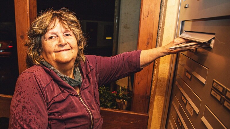 Ingrid Grader bringt trotz Hüft-OP die Zeitung sogar bis vor die Haustür. (Bild: Wallner Hannes)