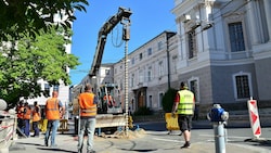 Vor der Dreifaltigkeitskirche wird derzeit gebohrt (Bild: Stadt Salzburg/Karl Schupfer)