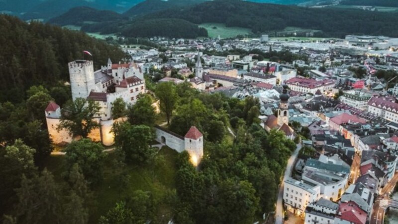 Schloss Bruneck thront über der Stadt im Pustertal und beherbergt unter anderem ein Messner-Museum. (Bild: joshuaheller.de - stock.adobe.co)