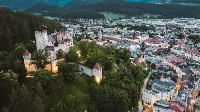 Schloss Bruneck thront über der Stadt im Pustertal und beherbergt unter anderem ein ...