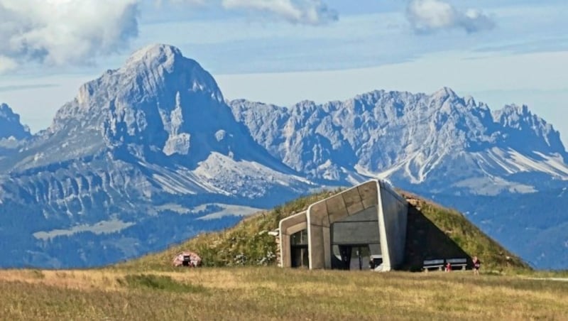 Auf dem Gipfelplateau des Kronplatzes auf 2275 Metern sind zwei unglaubliche Museen sowie eine atemberaubende Aussicht auf die Bergwelt rundherum zu finden: das MMM Corones (der Museumsbau stammt von Zaha Hadid) ... (Bild: Andrea Thomas)