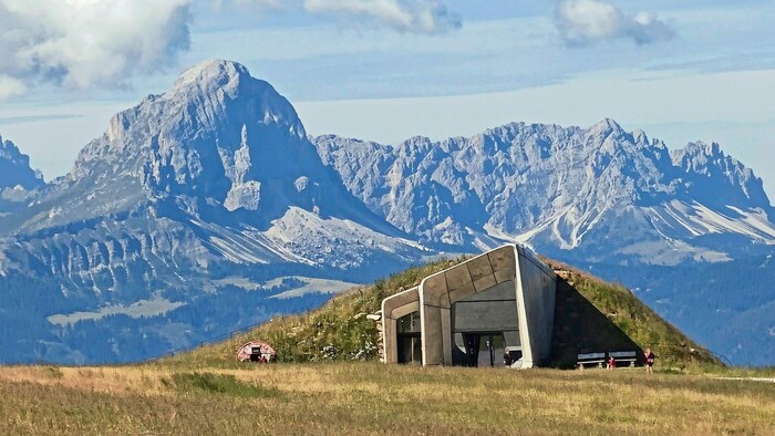 Auf dem Gipfelplateau des Kronplatzes auf 2275 Metern sind zwei unglaubliche Museen sowie eine ...