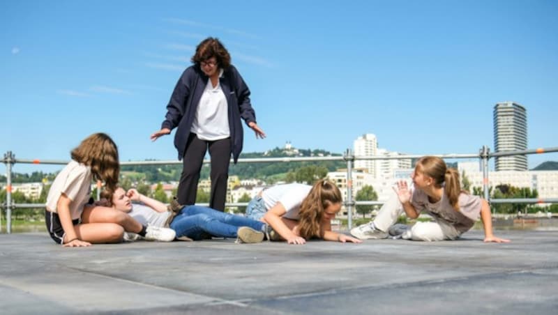 Francesca Zambello probt eine Szene mit den jungen Darstellerinnen (Bild: Horst Einöder/Flashpictures)