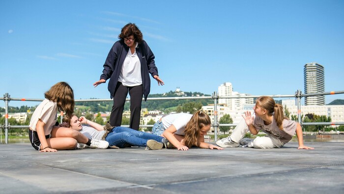 Francesca Zambello probt eine Szene mit den jungen Darstellerinnen