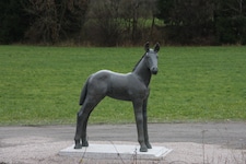 Das Bronzepferd auf einer Aufnahme aus dem Jahr 2013 (Bild: Stadtgemeinde Saalfelden)
