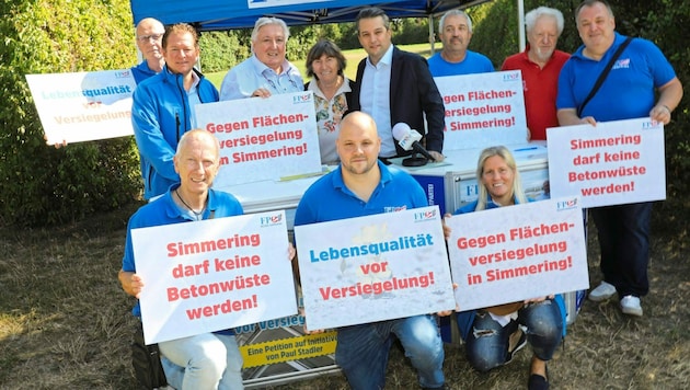 Ex-Bezirkschef Paul Stadler, Parteichef Dominik Nepp und Unterstützer (Bild: Jöchl Martin)