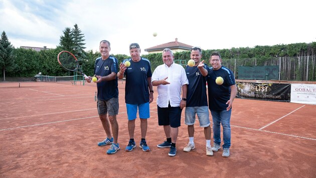 Am neuen Tennisplatz: Obmann Christian Radinger (li.) mit Bürgermeister Bernhard Karnhaler (Mitte) und Unterstützern (Bild: DORISSEEBACHER)