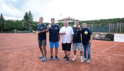 Am neuen Tennisplatz: Obmann Christian Radinger (li.) mit Bürgermeister Bernhard Karnhaler (Mitte) und Unterstützern (Bild: DORISSEEBACHER)