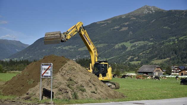Der Bagger startete am Montag mit seinen ersten Arbeiten (Bild: Holitzky Roland)