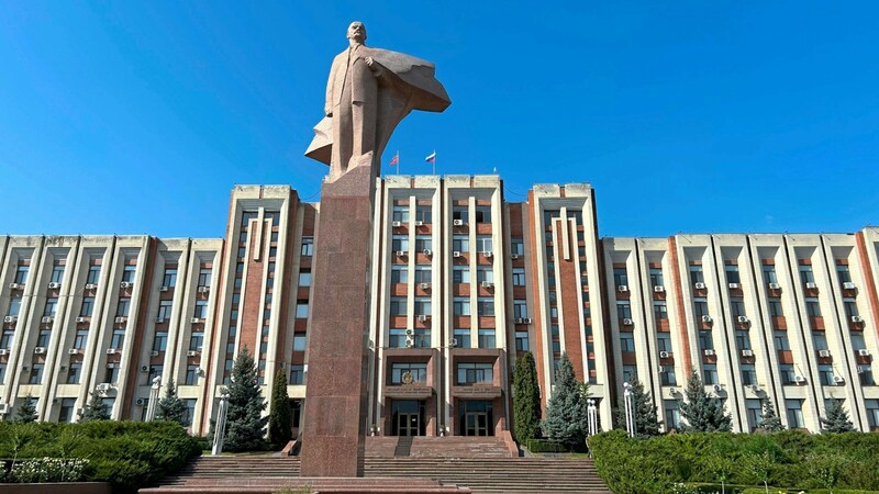 Genosse Lenin ist in Transnistrien omnipräsent - hier vor dem Palast der Republik. (Bild: Katharina Pirker)