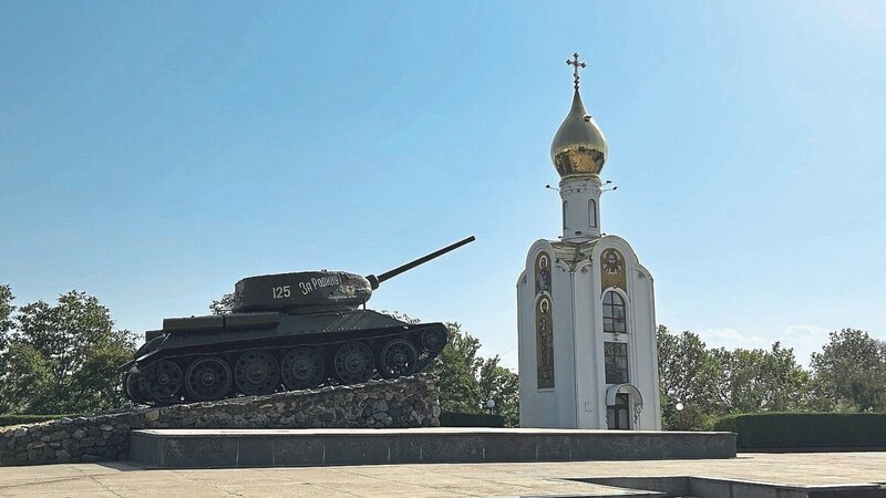 „Du sollst nicht töten“ - dieses Gebot steht in der Bibel. Im tiefgläubigen Transnistrien ziert ein Panzer den Platz vor einer Kirche. (Bild: Katharina Pirker)