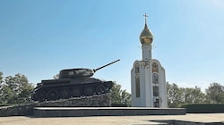 „Du sollst nicht töten“ - dieses Gebot steht in der Bibel. Im tiefgläubigen Transnistrien ziert ein Panzer den Platz vor einer Kirche. (Bild: Katharina Pirker)