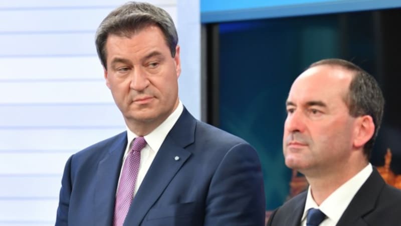 Söder hält weiterhin an seinem Vize-Ministerpräsidenten Aiwanger (rechts) fest. (Bild: APA/epa-pool/Lukas Barth-Tuttas)