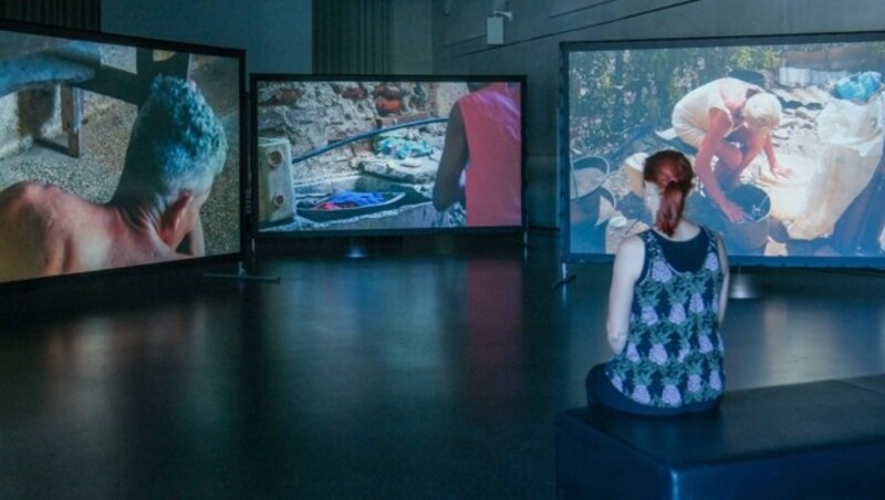 Drei-Kanal-Videoinstallation mit starken Bildern aus Kuba (Bild: Einöder Horst)