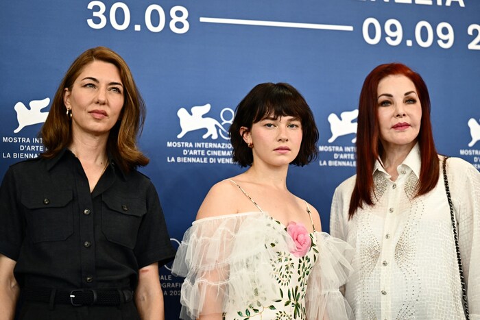 Von links nach rechts: Die Regisseurin des Films, Sofia Coppola, Schauspielerin Cailee Spaeny ...